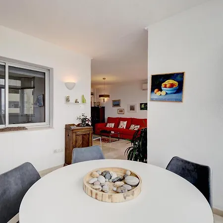 Lovely Overlooking The Port Apartment